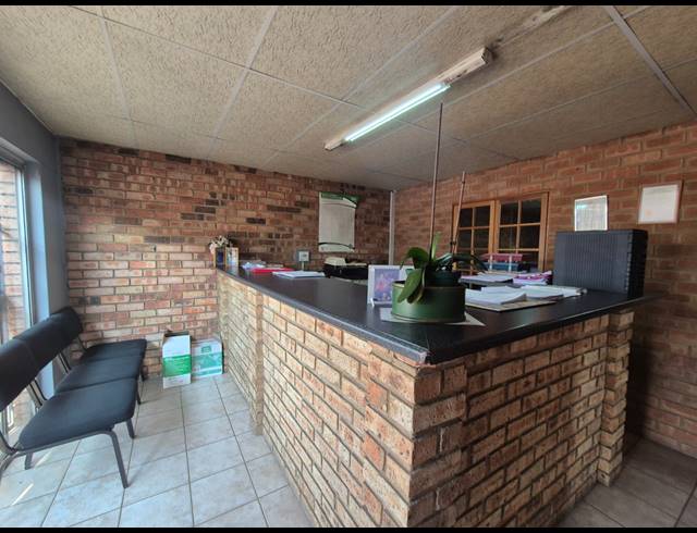 136M² OFFICE FOR SALE IN VANDERBIJLPARK CE 6